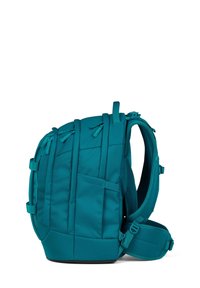 Türkiser Rucksack mit gepolsterten Riemen, mehreren Fächern und einem Netzrücken für Belüftung. Auffälliges Seitentaschen und verstellbarer Hüftgurt.