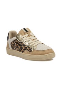 Zapatillas beige con estampado de leopardo y acentos dorados. Hechas de ante y cuero texturizado, cuentan con cordones en color crema y una suela ligera.