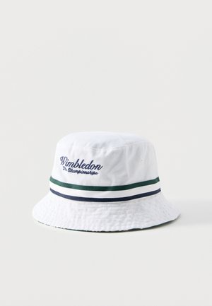 Chapeau bob blanc avec broderie "Wimbledon The Championships" et double bandes vertes et bleu marine autour de la couronne.