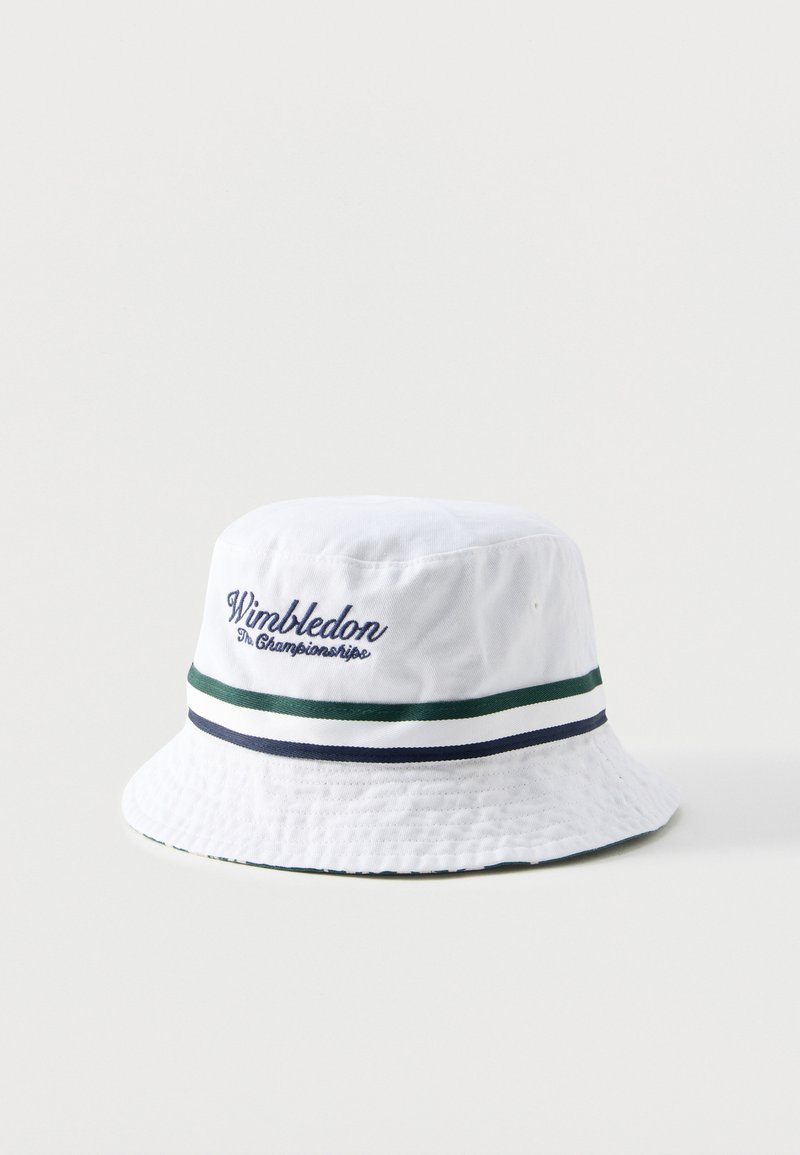 Λευκό καπέλο τύπου bucket με κέντημα "Wimbledon The Championships" και διπλές πράσινες και ναυτικές ρίγες γύρω από την κορώνα.