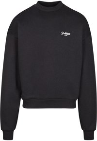 Felpa nera in cotone, con collo rotondo, polsini e orlo a costine, con un logo bianco ricamato "Proibito" sul petto.