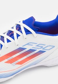adidas Performance F50 LEAGUE TURF - Botines de fútbol para césped - footwear white/solar red/lucid blue