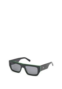 Schwarze Sonnenbrille mit matter Oberfläche und einem grünen Akzent entlang der Oberseite. Quadratische Gläser mit grauem Farbton. Leichter Kunststoffrahmen.