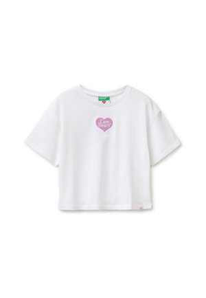 Biały krótki T-shirt z krótkimi rękawami i małą różową naszywką w kształcie serca z napisem "Care Bears" na piersi.