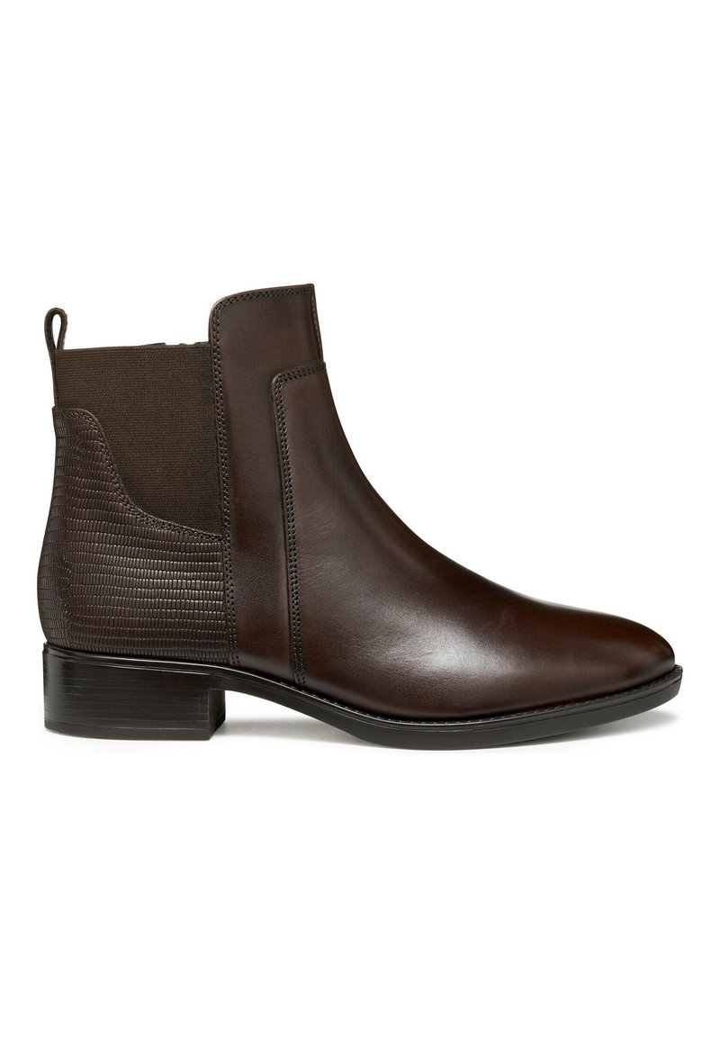 Botas de tobillo de cuero marrón con paneles elásticos en los laterales, parte trasera texturada, punta redondeada y un tacón bajo en bloque para estabilidad y comodidad.