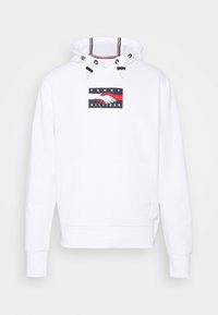 Felpa bianca con cappuccio e tasca a marsupio frontale, coulisse sul cappuccio e una grafica che presenta mani e il testo "TOMMY HILFIGER" in nero e rosso.