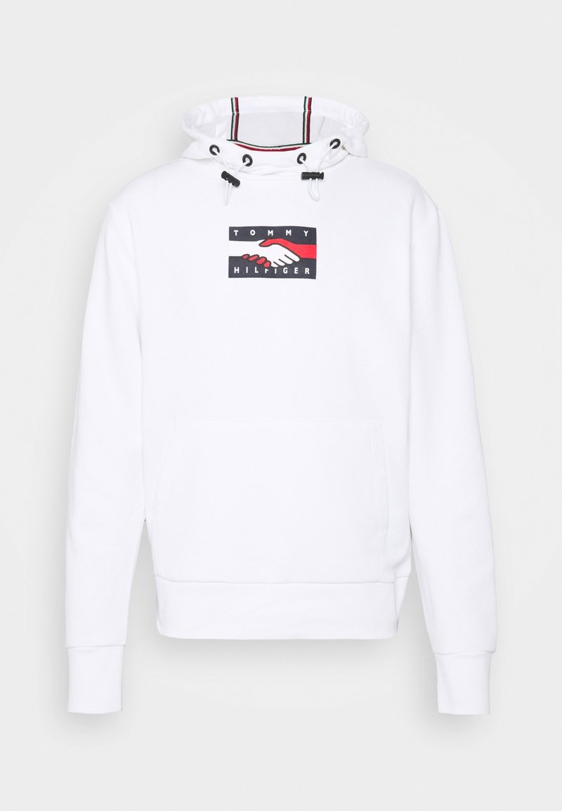 Felpa bianca con cappuccio e tasca a marsupio frontale, coulisse sul cappuccio e una grafica che presenta mani e il testo "TOMMY HILFIGER" in nero e rosso.
