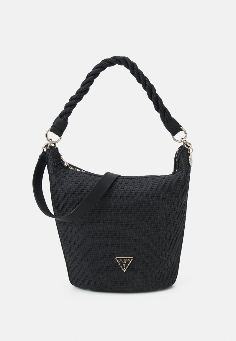 Sac seau noir à texture tissée, avec poignée tressée, bandoulière amovible et logo Guess doré à l'avant.