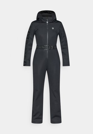 Tuta nera a pezzo unico con design aderente, chiusura con zip, cappuccio e cintura. Presenta dettagli con logo lungo le maniche e una superficie texture.