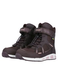 Braune Sportschuhe mit einem strukturierten Synthetik-Obermaterial, rosa Akzenten, Schnürdesign und einer gepolsterten Sohle mit einem durchsichtigen Abschnitt.