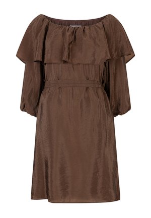 Bruine off-shoulder jurk met gelaagde ruffeldetails, lange pofmouwen, een getailleerde taille en een gladde, licht gestructureerde stof.