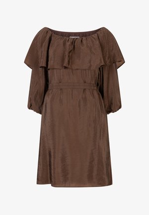 Bruine off-shoulder jurk met gelaagde ruffeldetails, lange pofmouwen, een getailleerde taille en een gladde, licht gestructureerde stof.