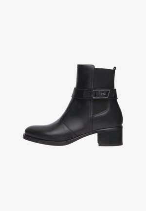 Schwarze Leder-Ankle-Boots mit runder Spitze, elastischen Seitenpanels und einem dekorativen Band. Sie haben einen niedrigen Blockabsatz und eine glatte Textur.