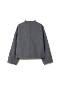 Veste en laine grise coupée avec un col haut, coupe ample, épaules tombantes et un minimum de détails de couture au dos.