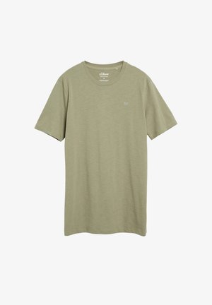 T-shirt uni vert olive à manches courtes et col rond avec un logo discret sur la poitrine et une étiquette de marque intérieure visible au niveau du cou.