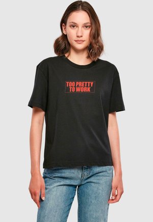 TOO PRETTY TO WORK TEE - Potiskana majica - black