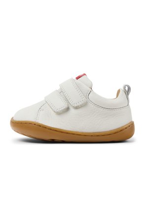 Chaussure pour tout-petit blanche avec deux bandes Velcro, col rembourré, semelle en caoutchouc marron et languette à l'arrière, vue de profil sur fond blanc.