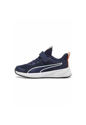 Donkerblauwe sneaker met witte zool, mesh bovenwerk, klittenbandsluiting en oranje hielstrook, zijaanzicht op witte achtergrond.