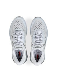 Scarpe sportive grigio chiaro con una tomaia in rete traspirante, dettagli riflettenti, suole spesse e lacci infilati attraverso occhielli rinforzati.