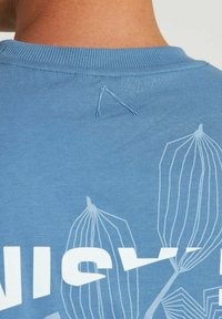 CHASIN' FLOWERED - T-shirt print - blue