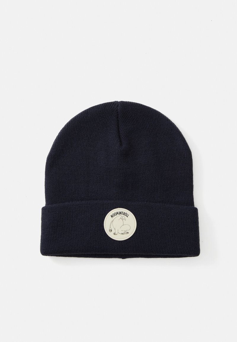 Námornícky modrý pletený čiapka s prehnutým lemom a okrúhlym krémovým nášivkou s ilustráciou Moomintrolla.