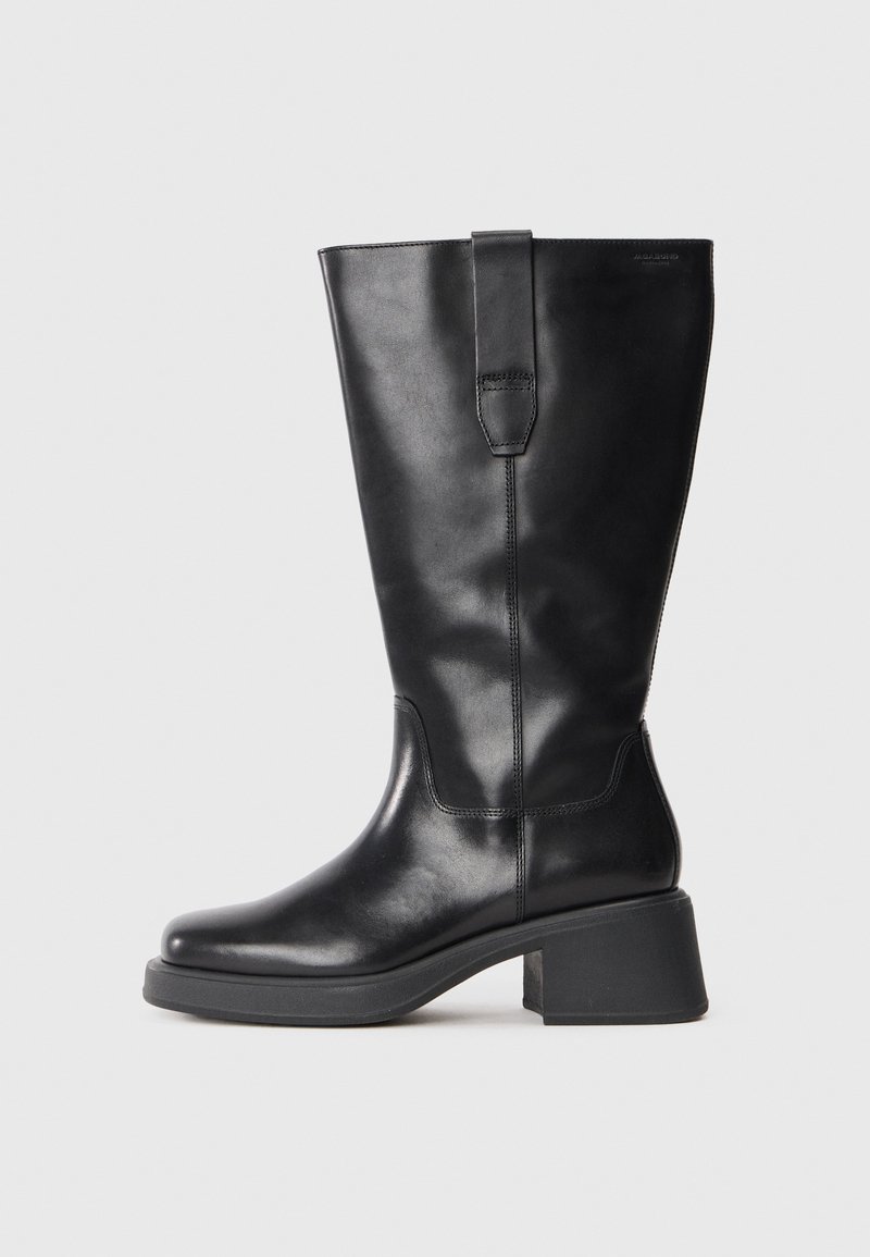 Schwarze Lederstiefel bis zum Knie mit eckiger Zehenpartie, Blockabsatz und Nahtdetails. Mit einem Zugring oben für einfaches Anziehen.