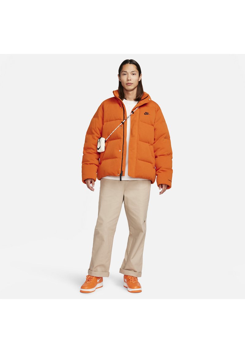 Nike Sportswear Gewatteerde jas oranje