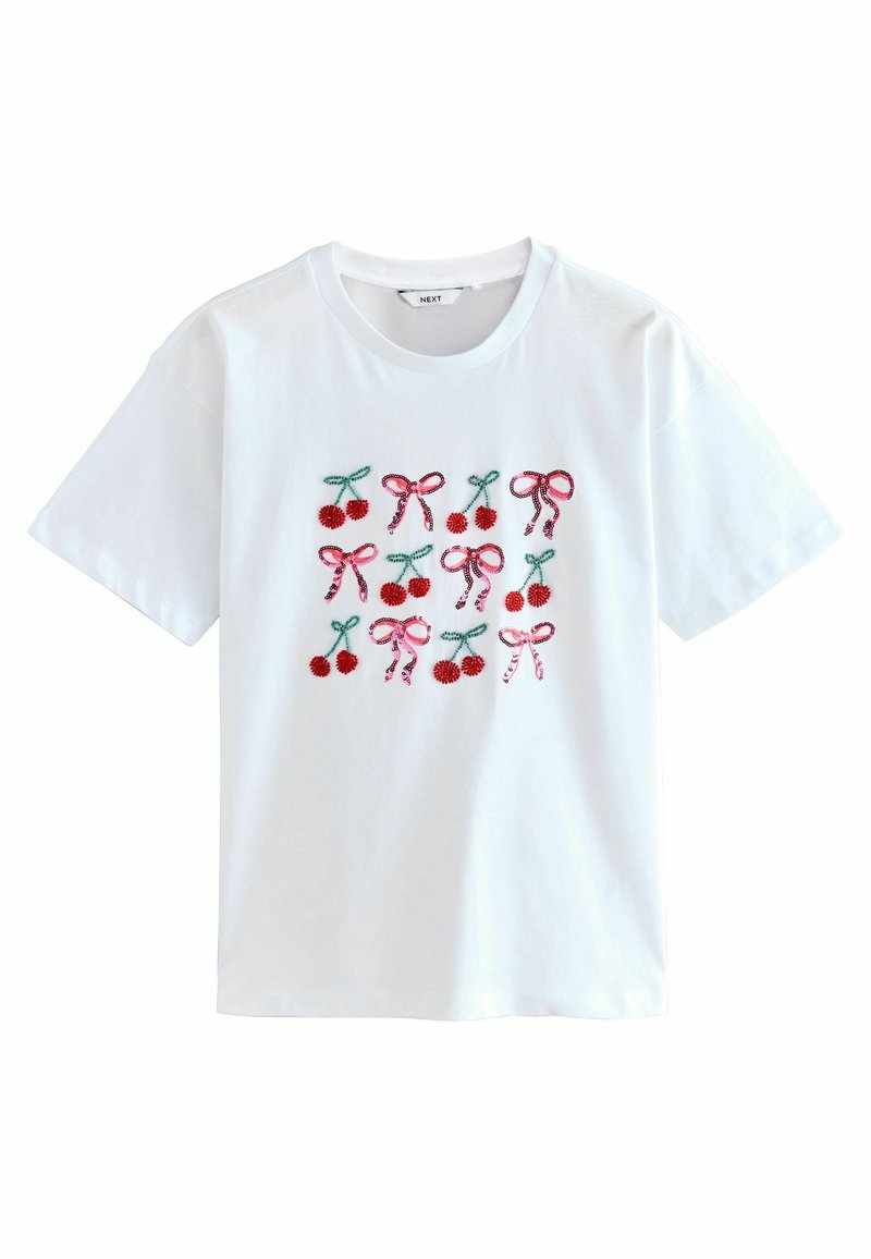 Hvid bomulds t-shirt med rød kirsebær- og sløjfebroderi i et rutemønster, med livlige grønne accenter. Korte ærmer og rund halsudskæring.