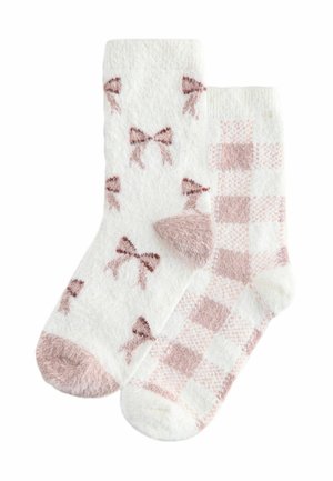 To sæt sokker: det ene sæt hvidt med lyserøde sløjfer, det andet med lyserødt og hvidt ternet mønster. Blød, fluffy tekstur. Rund tå design.