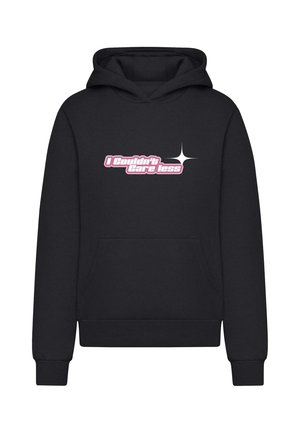 Schwarzer Hoodie mit einer Fronttasche, auf dem in pinker Schrift "I Couldn't Care Less" steht, zusätzlich mit einem Sternakzent über dem Text.