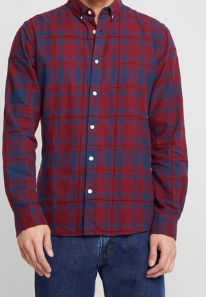 Karierter Hemd aus rot und marineblau mit klassischem Kragen, langen Ärmeln und weißen Knöpfen, hergestellt aus strukturiertem Stoff. Lässiges Design.