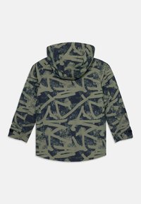Casaco com capuz para criança, com mangas longas, apresentando um padrão abstrato de pinceladas verdes e azul marinho escuro no tecido.