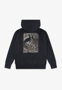 Μαύρη κουκούλα με μεγάλο γραφικό στην πλάτη που περιέχει το κείμενο "LEVI'S" και "THE ORIGINAL", καθώς και μια illustation με έναν καουμπόη πάνω σε άλογο.