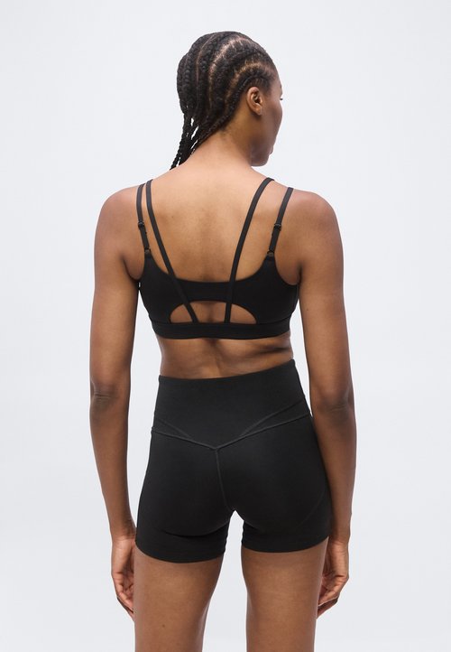 PUMA SHAPE BRA LOW - Light support sports bra - black — foto 3