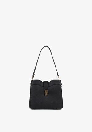 Czarna skórzana torba na ramię z pojedynczym paskiem, złotym zapięciem i gładkim, zakrzywionym górnym brzegiem, pokazana na białym tle.