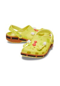 Zoccoli di plastica gialla con decorazioni a forma di dita, fori per la ventilazione e suola a contrasto arancione e nera. Include dettagli di SpongeBob SquarePants.