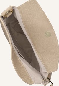 Beige leren clutch met een gestructureerd oppervlak, gouden hardware en een crèmekleurige voering. Open bovenkant die binnenzakken en een logo-detail toont.
