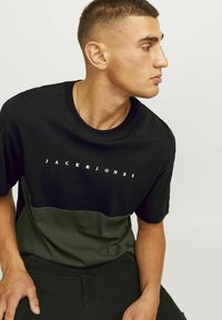 Jack & Jones LOGO RUNDHALS - Print T-shirt - black