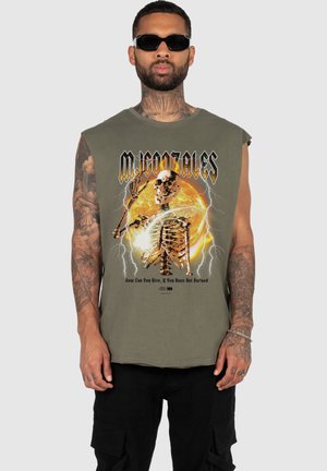 Olivgrünes Tanktop mit einem Grafikdesign eines Schädels mit Text, umgeben von Blitzen, auf einem lebhaften orangefarbenen Hintergrund. Text in Schwarz.
