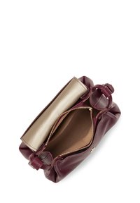 Sac à main en cuir bordeaux, avec une fermeture éclair et un intérieur métallique doré. Texture douce avec un design plissé et un doublure intérieure contrastante.