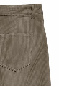 Tissu en velours côtelé marron avec une texture nervurée, comprenant une poche arrière et des coutures renforcées à la taille et aux bords de la poche.