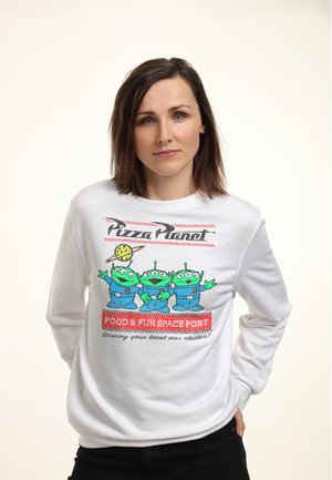 Biała bluza z długim rękawem przedstawiająca trzy zielone kosmity w niebieskich strojach, z napisem "Pizza Planet" na górze i "FOOD & FUN SPACE PORT" na dole.