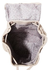 Sac à dos en cuir beige avec doublure intérieure en tissu floral et une poche zippée à l'intérieur, vu ouvert par-dessus.