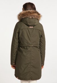 Olivgrön parkas med fuskpälsfodrad huva, cinchade midjedetaljer och knappade manschetter, med en slät och isolerad textur.