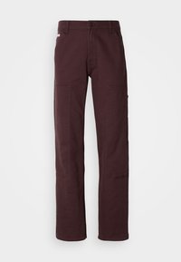 Pantaloni cargo bordeaux scuro realizzati in cotone resistente. Presentano due grandi tasche laterali, un design a gamba dritta e una chiusura con bottone in vita.