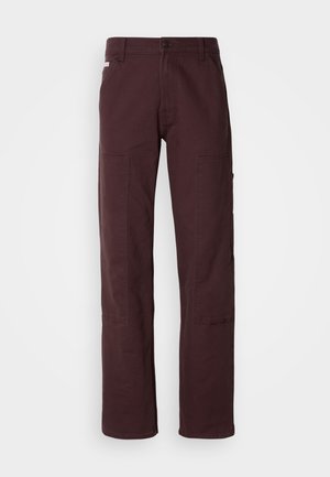Calças cargo em burgundy escuro, feitas de algodão durável. Apresenta dois grandes bolsos laterais, design de perna reta e fecho de botão na cintura.