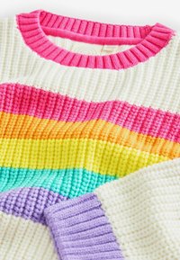 Pull en tricot coloré présentant des rayures horizontales rose, orange, jaune, vert et bleu, avec un fond blanc texturé et un col côtelé.