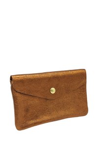 Clutch en cuir marron métallique avec rabat et fermeture à bouton pression dorée, présentant une texture lisse et une forme rectangulaire mince.