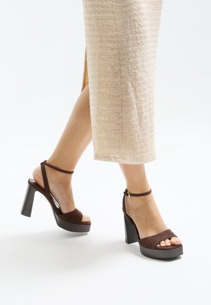 Sandali con tacco - brown