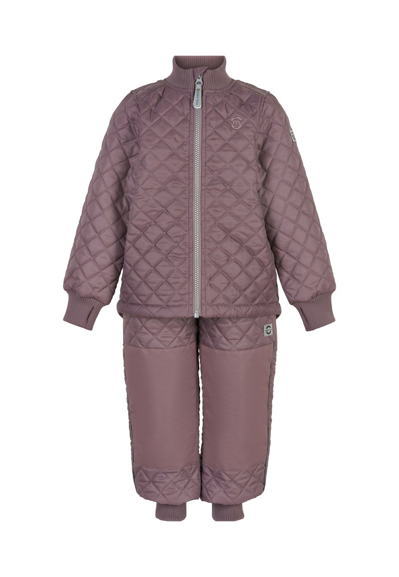 Gepatchter Zweiteiler in sanftem Mauve. Jacke mit hohem Kragen und Reißverschluss; die Hose hat gerippte Bündchen und glatte untere Abschnitte.